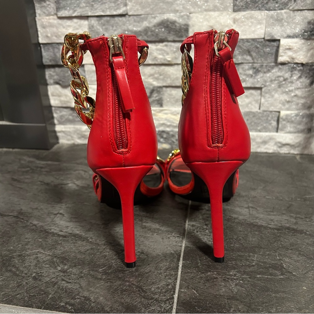 New in Box Red High Heel with Gold Chain - Picture 5 of 6